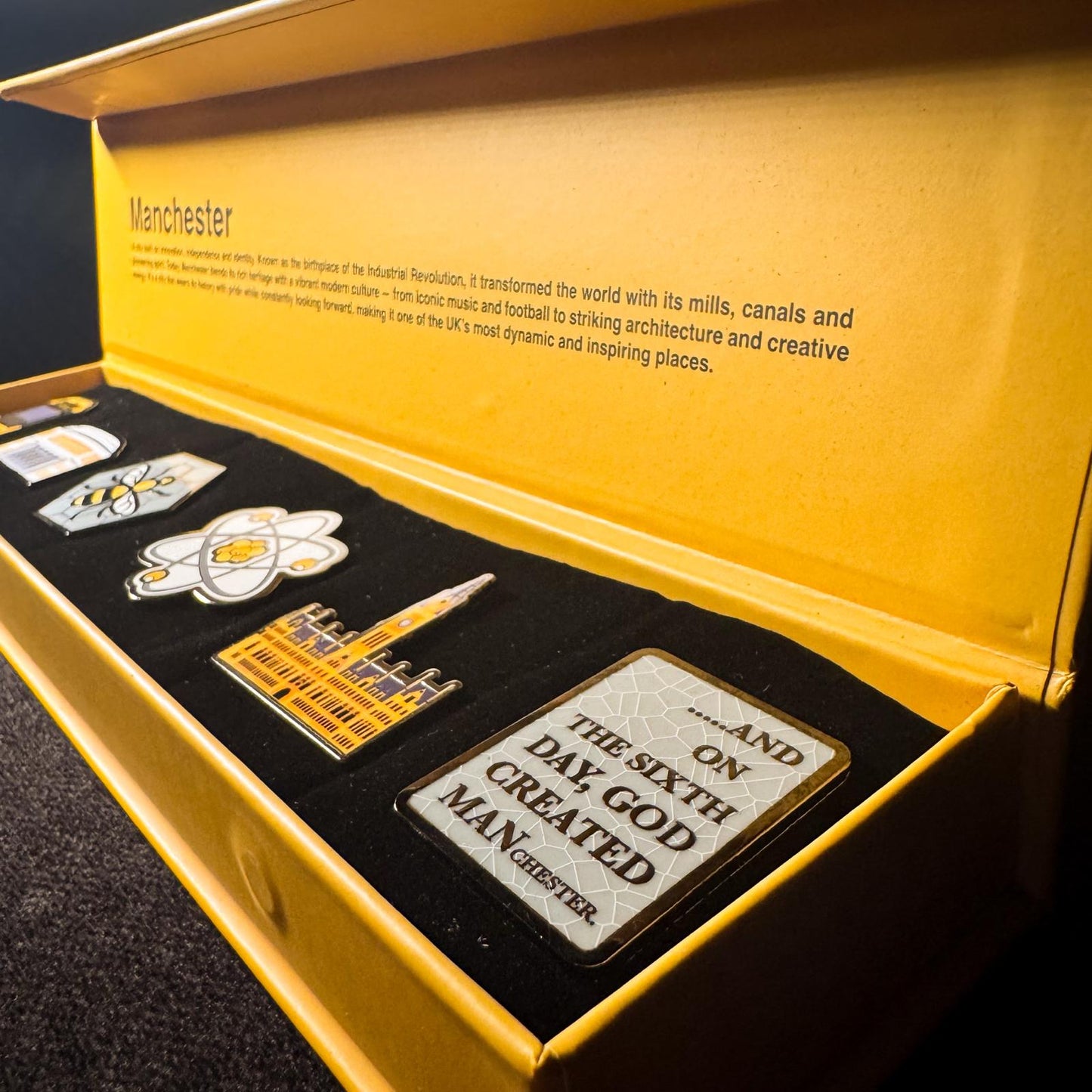 Iconic Manchester Pin badge gift set